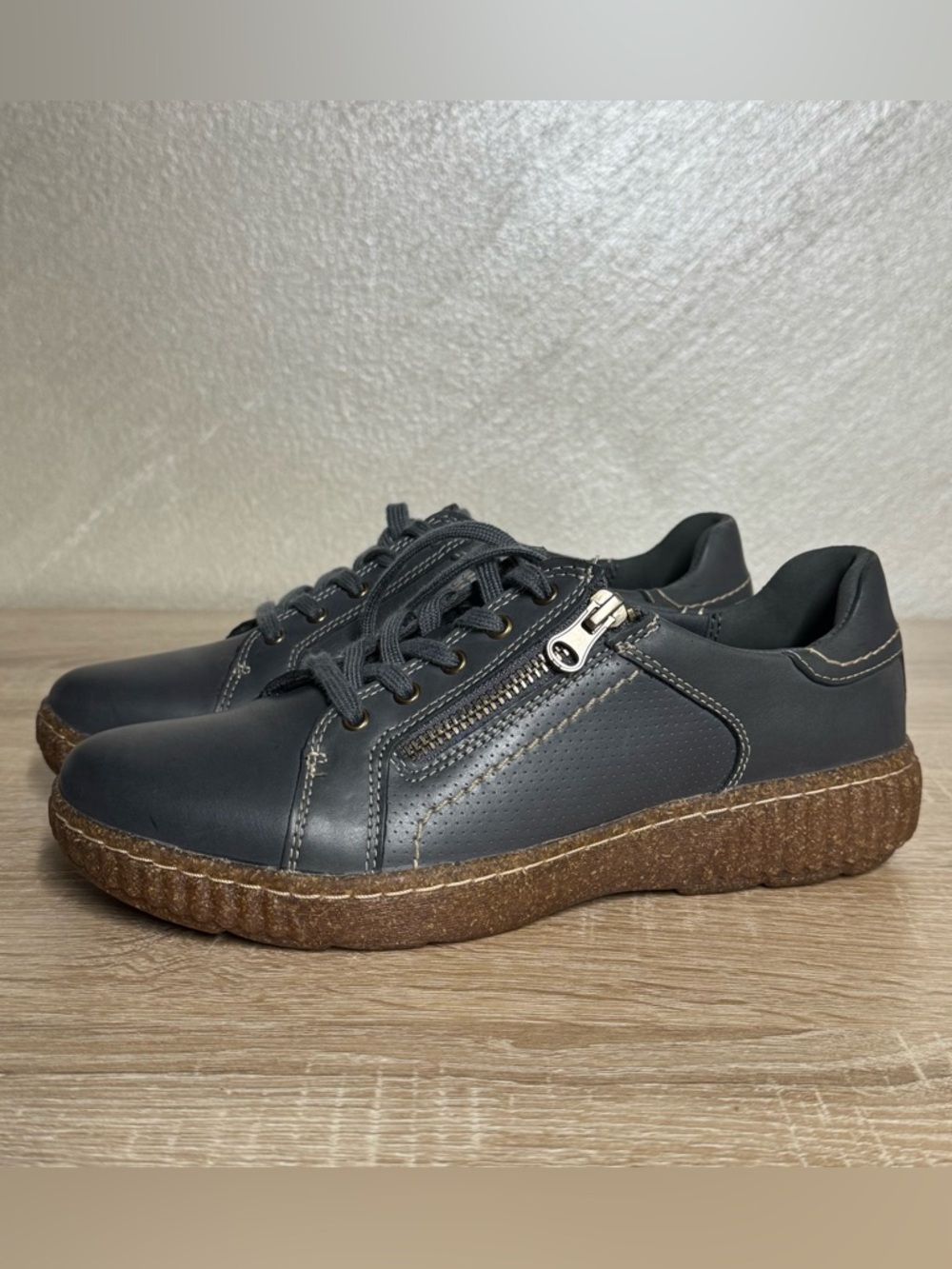Clarks Caroline Janna Women 7.5W Dark Blue Leather Casual Sneakers Comfort Shoes